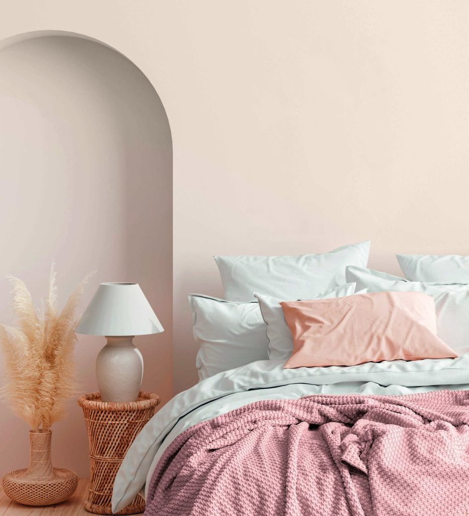 ภาพห้องนอนที่ใช้เฉดสีรีสโตร์ สีสันแบบเอิร์ทโทนและโทนสีชมพู